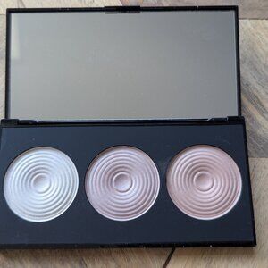 Makeup Revolution Beyond Radiance Highlighter Palette